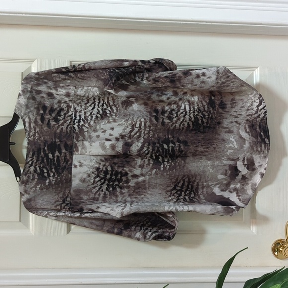 Beverly Drive Women's 3/4 Roll Tab Sleeve Button Down Blouse Size 1X - Picture 5 of 6